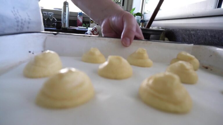 Bombas sin gluten crudas formadas con manga sobre papel de horno