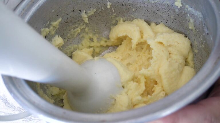 Procesando con mini pimer la masa bomba sin gluten para que quede lisa