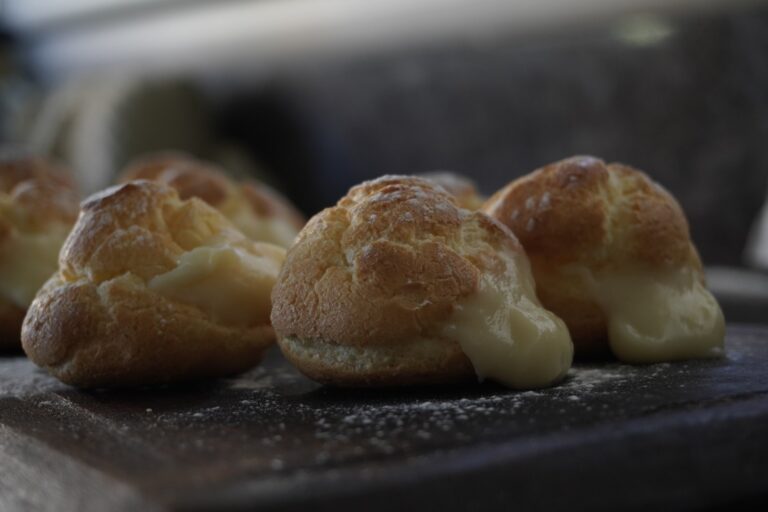 Bombas sin gluten doradas rellenas de crema pastelera