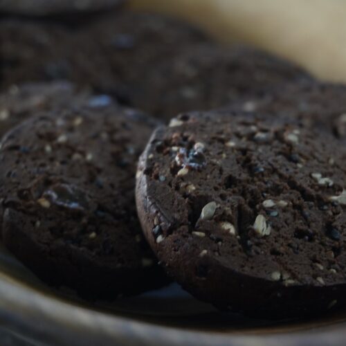 Cookies de algarroba y semillas sin gluten en una fuente de madera