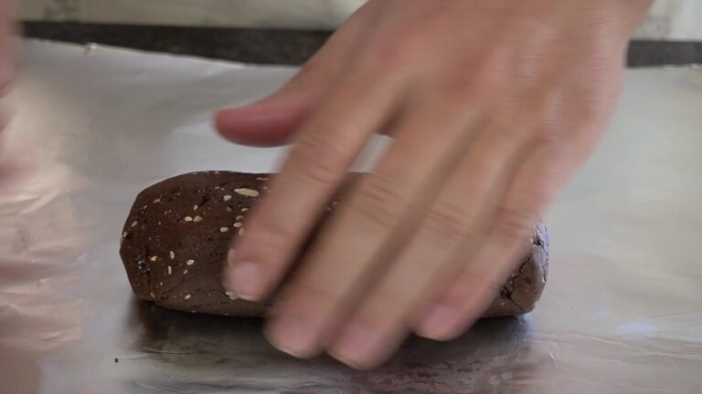 Armando el rollo de masa de cookies de algarroba sobre papel aluminio
