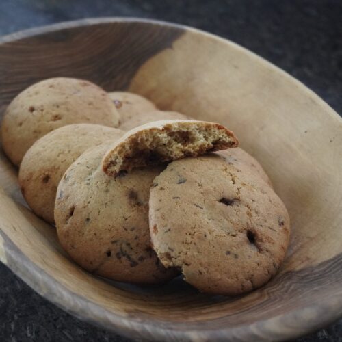 Cookies sin gluten con chips de chocolate en una fuente de madera