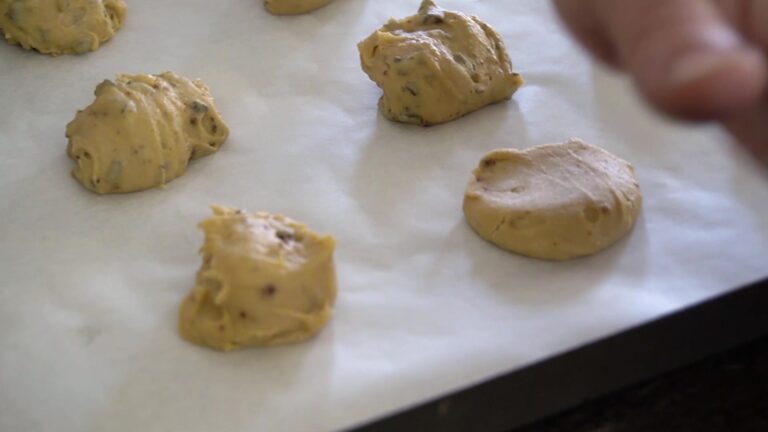 Aplastando las bolitas de masa de cookies sin gluten en la placa