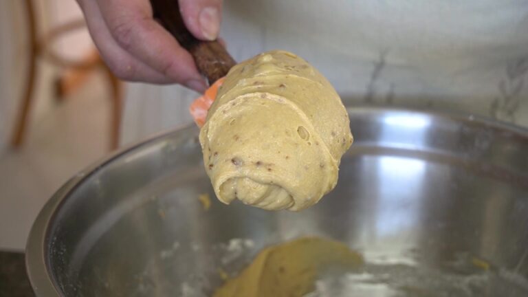 Masa de cookies sin gluten con chips de chocolate en la espátula