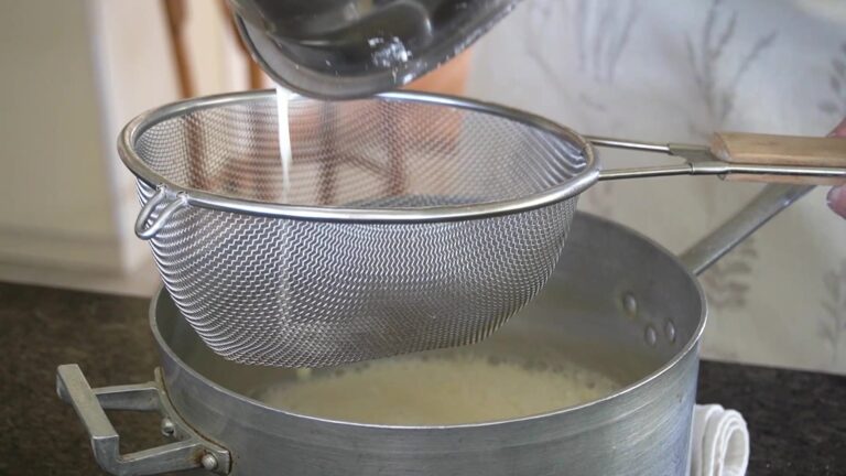 Colando la crema pastelera sin gluten de vuelta a la olla