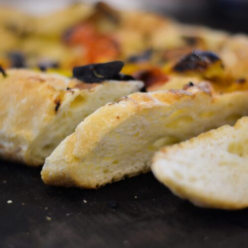 Focaccia sin gluten cortada en rodajas, con miga húmeda y alveolada