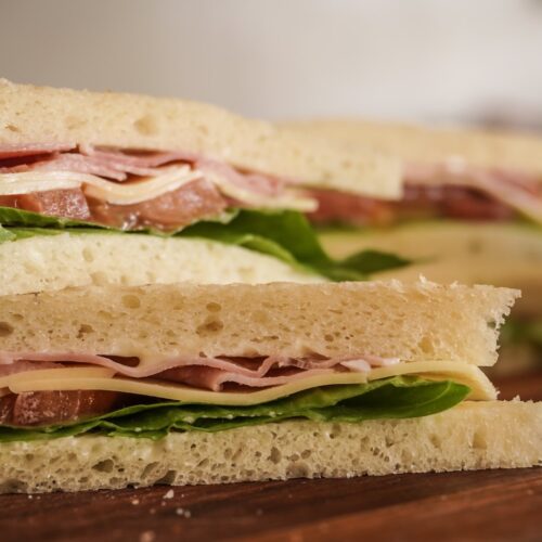 Sándwiches de miga sin gluten untados con mayonesa casera