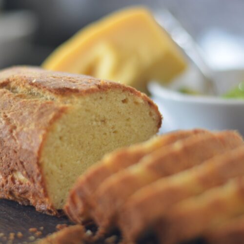 Pan brioche sin gluten cortado en rodajas sobre una tabla de madera