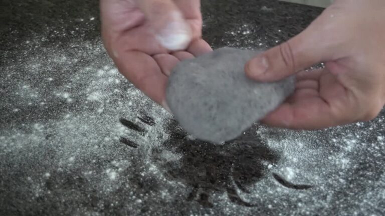 Aplastando con las manos un bollito de masa de pan sin horno sin gluten