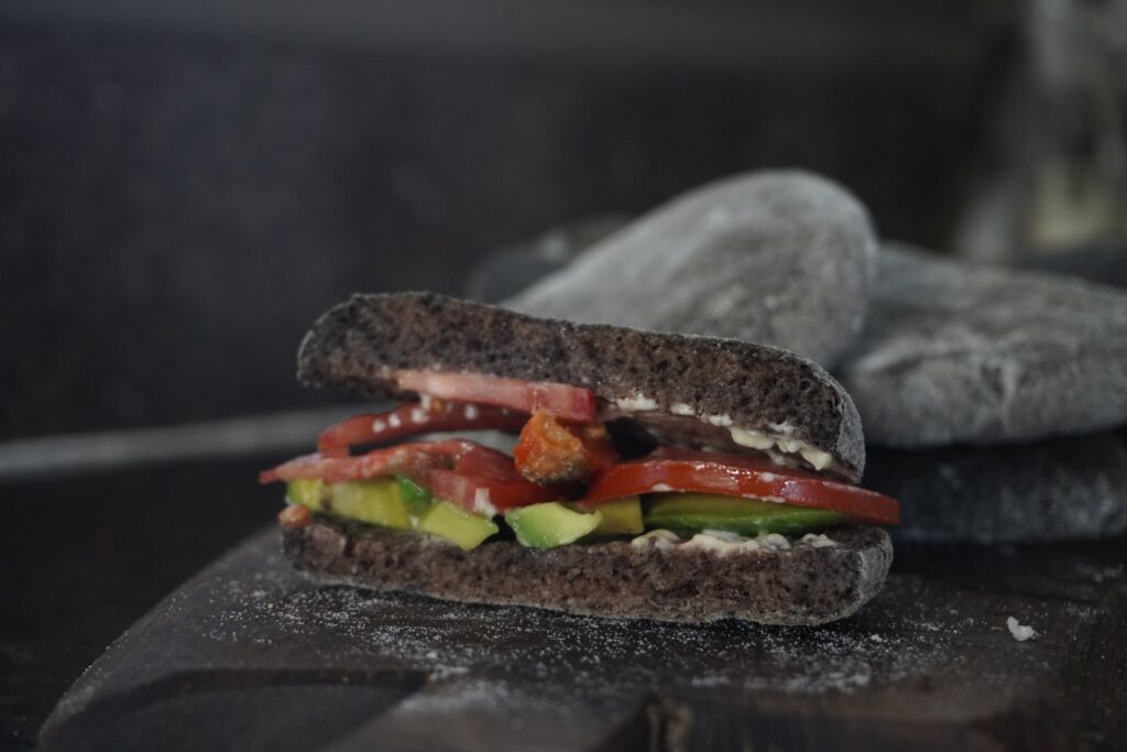 Sándwich con pan sin horno sin gluten, tomate y palta