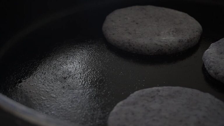 Pancitos sin gluten cocinándose en la sartén