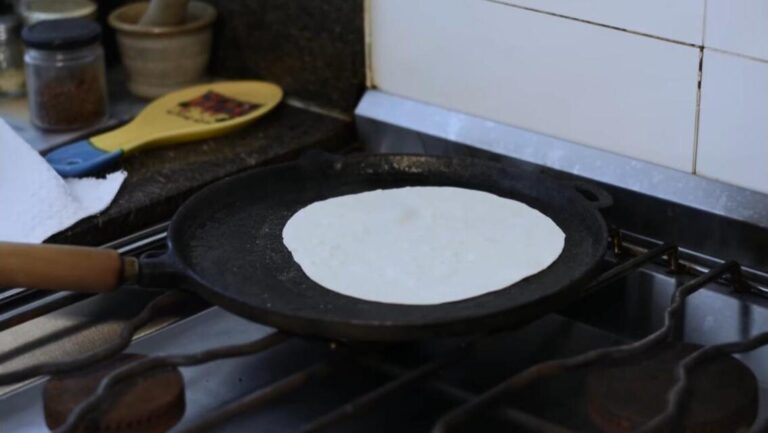 Rapidita sin gluten cocinándose sobre una plancha de hierro bien caliente